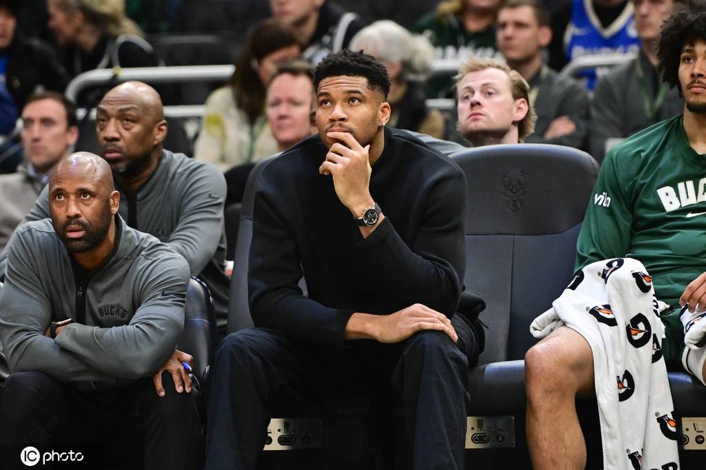 曝湖人明夏可能会关注字母哥 用3首轮+里夫斯谈判